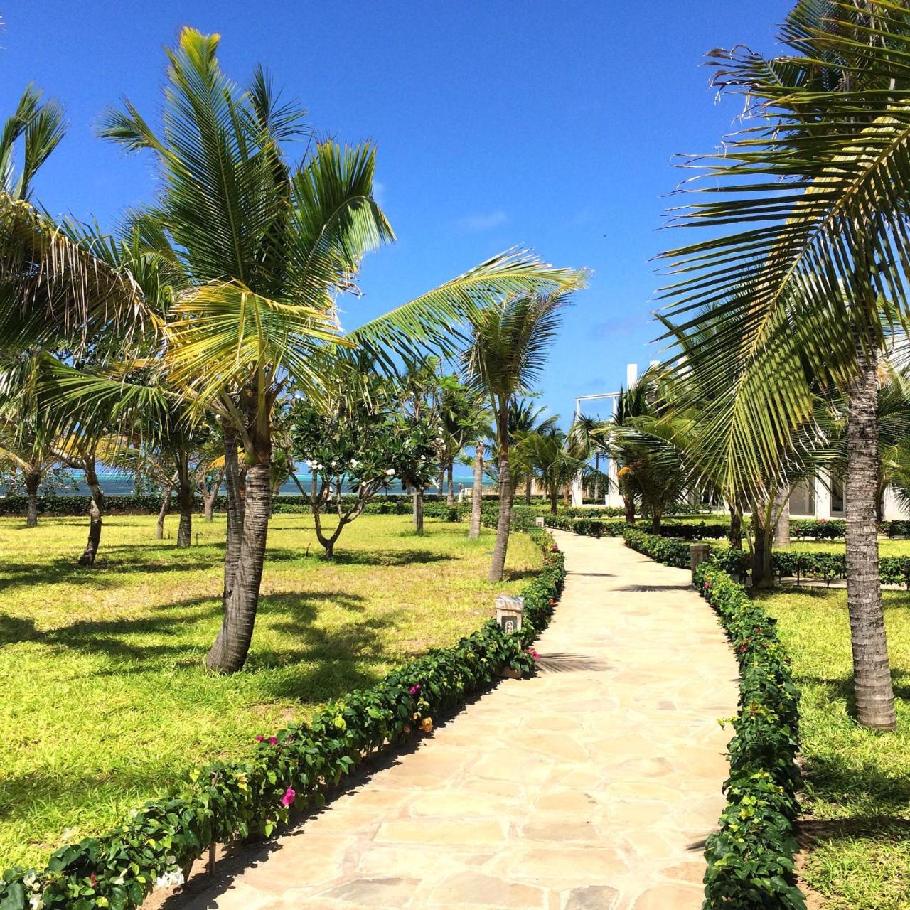 Life Resort St. Thomas Royal Palm Watamu Esterno foto
